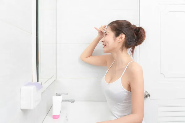 Hermosa Mujer Asiática Aplicando Crema Cosmética Reflejo Espejo — Foto de Stock