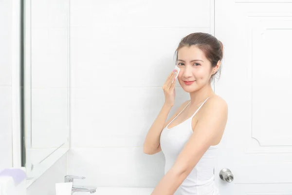 Schöne Asiatische Frau Anwendung Kosmetischer Creme Reflexion Spiegel — Stockfoto