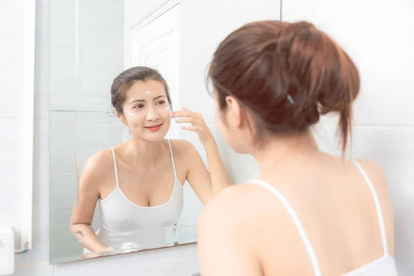 Nahaufnahme Asiatisch Schön Frau Application Gesichtscreme — Stockfoto