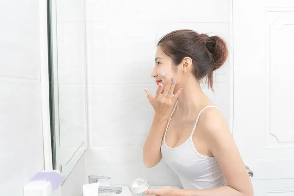 Close Asiatico Bella Donna Applicando Crema Viso — Foto Stock