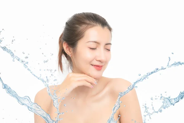 Schönes Asiatisches Modell Schöne Lächelnde Mädchen Unter Spritzwasser Mit Frischer — Stockfoto
