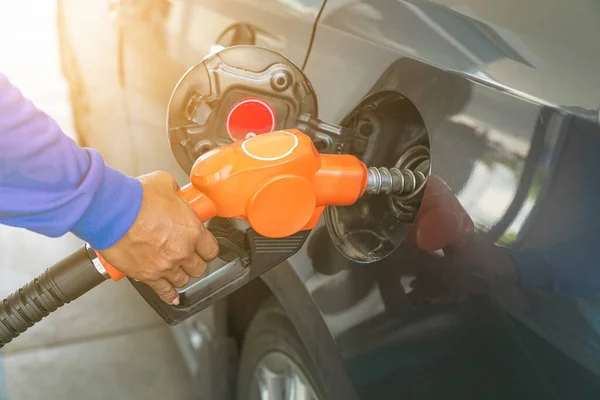 Adam Yakıt Ikmali Için Yakıt Hortumunu Dolduruyor Benzin Istasyonundaki Tesis — Stok fotoğraf