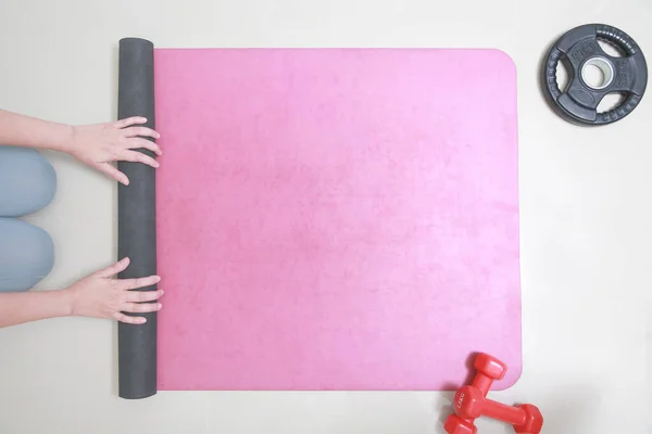 Handen Van Vrouw Rollen Haar Yoga Mat Een Training Bovenaanzicht — Stockfoto