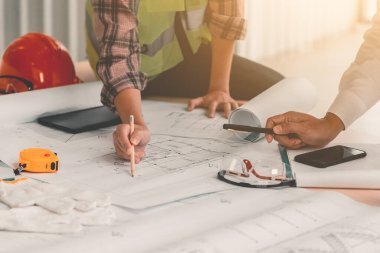 Planlar ve inşaat konsepti üzerinde çalışan mühendisin elleri. Klasik ton