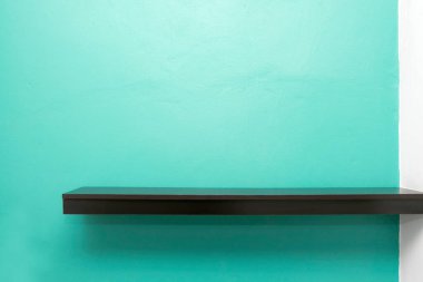 Boş beyaz mağaza rafı, yeşil mahsul arka planında perakende raf.