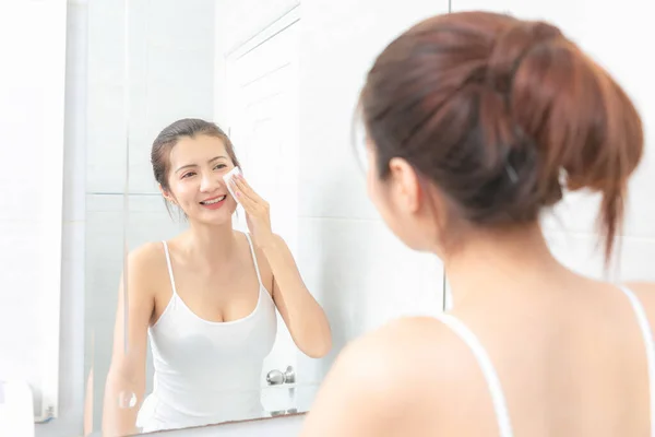 Mulher Asiática Bonita Aplicando Creme Cosmético Banheiro — Fotografia de Stock