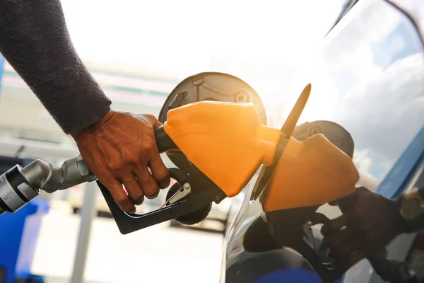 ガソリンスタンドでガソリン車の燃料を汲み上げる男 — ストック写真