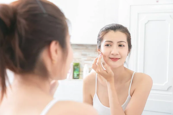 Asiática Belleza Mujer Aplicar Crema Cara Cuarto Baño — Foto de Stock