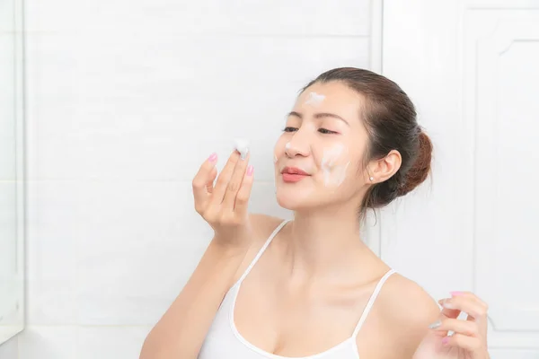 Glückliches Junges Mädchen Glücklich Mit Reinigungsmaske Auf Dem Gesicht — Stockfoto
