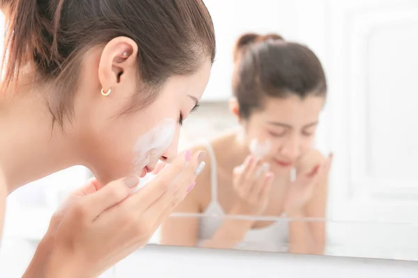 Junge Schönheit Frau Wäscht Ihr Gesicht Badezimmer — Stockfoto