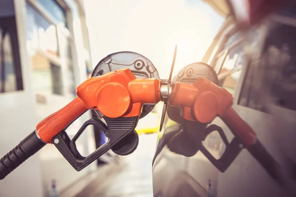 Benzint Benzinkútnál Járműhöz Feltöltő Üzemanyag Ellenőrző Rendszer Bezárása — Stock Fotó