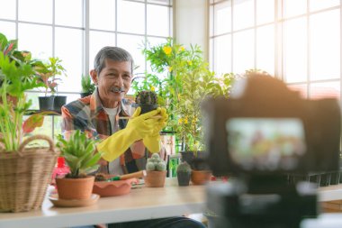 Mutlu son sınıf yaşam tarzı ve teknoloji kamerada vlog yapıyor ve gülümsüyor.