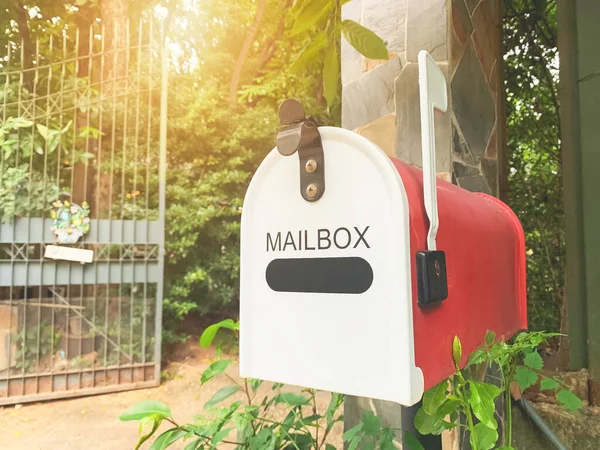 Briefkasten Vor Dem Haus Mit Lichterkette — Stockfoto