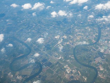 Havadan manzara ve bulut ile Tayland çevre Bangkok şehir nehir. Hava uçağından görünüm.