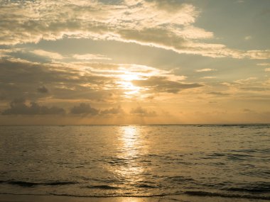 Deniz de gün batımı. Güneş ışığı deniz dalgası yüzeyi ve parlama ile yansıtır. Tatil ve tatil için yaz saati.