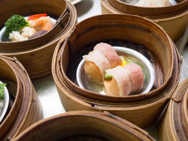 Çin restoranındaki bambu sepetinde Çin yemeği buğulama hamuru..