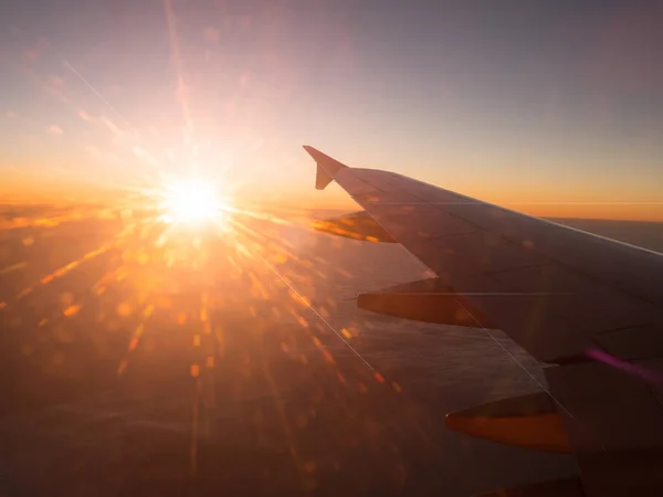 Sonnenuntergang Orangefarbener Himmel Mit Flugzeugflügel Aus Dem Fenster Flugzeug Während — Stockfoto