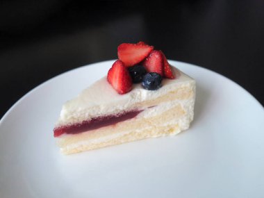 Beyaz tabakta taze çilek ve yaban mersini ve çilek reçeli ile Çilek kek tatlı fırın.