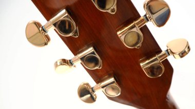 Müzik closeup gitar headstock ve gitar tuner beyaz arka plan üzerinde.
