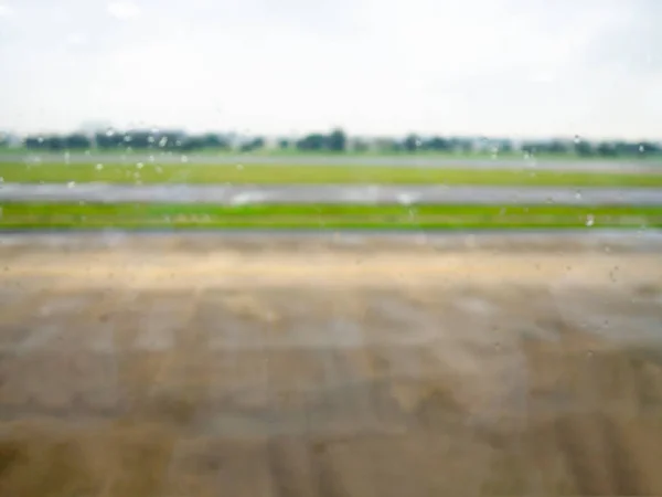 Blur Pista Vista Aeroporto Partir Janela Avião Dia Chuva — Fotografia de Stock