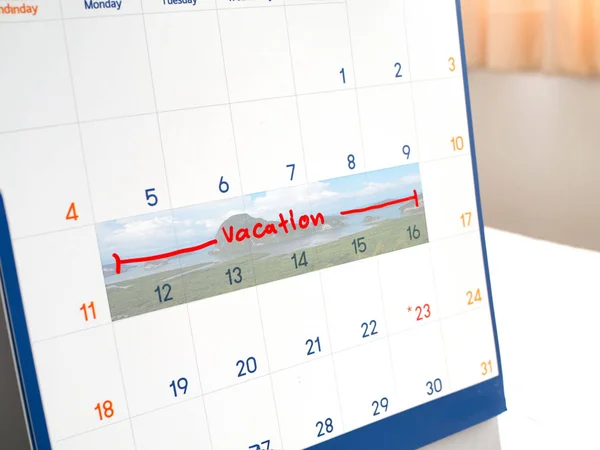 Vacanza rossa scrivere sul calendario bianco segnato per ricordare e catrame — Foto Stock
