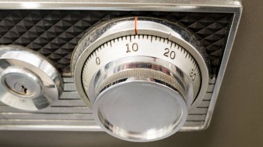 Gümüş güvenli kilit düğmesi veya güvenli arama. Güvenlik kavramı.