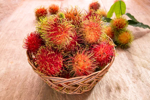 Frescos Rambutanes Rojos Maduros Canasta Sobre Suelo Madera Rambutan Tropical — Foto de Stock