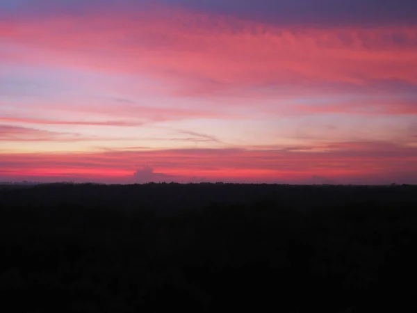 Siluet Günbatımı Gökyüzü Arka Plan Orman Dağ Üzerinde Alacakaranlık Doğal — Stok fotoğraf