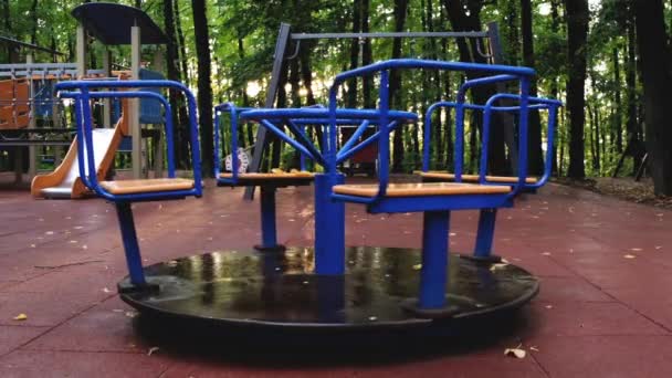 Roundabout Alegre Rodada Girando Playground Vazio Outono Movimento Lento Vídeo — Vídeo de Stock