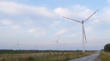 Yeşil Alanda Elektrik Üreten Rüzgar Türbininin Havadan Görünümü. Dönen bir rüzgar türbinini kapatın. Rüzgar Çiftliği Drone Görüntüleri. Rüzgarlı Havalarda Dönen Rüzgar Çiftliğinde Türbin.