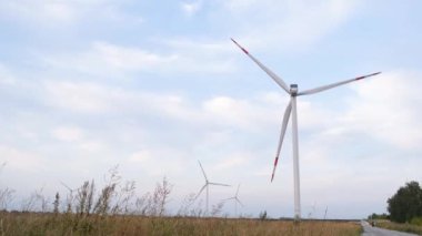 Yeşil Alanda Elektrik Üreten Rüzgar Türbininin Havadan Görünümü. Dönen bir rüzgar türbinini kapatın. Rüzgar Çiftliği Drone Görüntüleri. Rüzgarlı Havalarda Dönen Rüzgar Çiftliğinde Türbin.