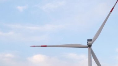 Yeşil Alanda Elektrik Üreten Rüzgar Türbininin Havadan Görünümü. Dönen bir rüzgar türbinini kapatın. Rüzgar Çiftliği Drone Görüntüleri. Rüzgarlı Havalarda Dönen Rüzgar Çiftliğinde Türbin.