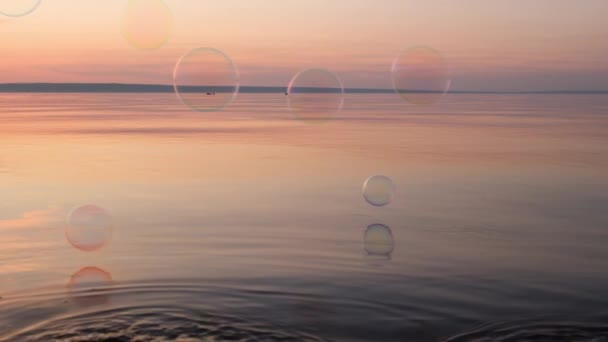 日没時に水の上に泡を飛ぶ 抗ストレスビデオ 抽象ビデオ — ストック動画