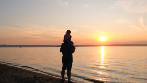 Glücklicher Vater Und Tochter Spielen Strand Bei Sonnenuntergang — Stockvideo