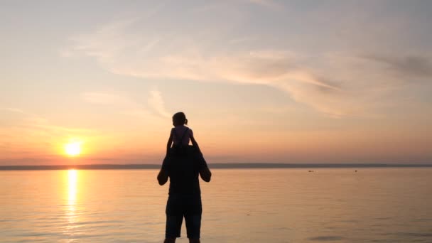 Glücklicher Vater Und Tochter Spielen Strand Bei Sonnenuntergang — Stockvideo