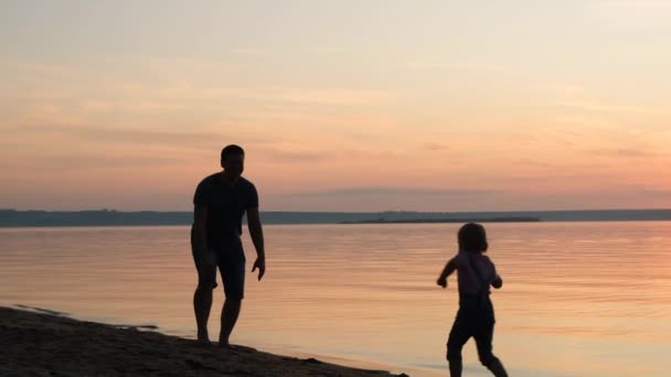 Lycklig Far Och Dotter Leker Stranden Vid Solnedgången — Stockvideo