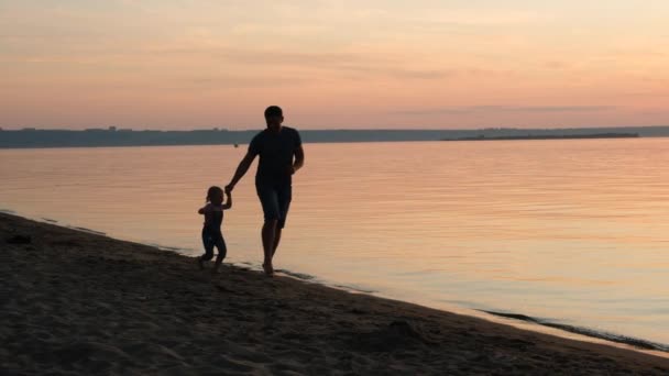 Lycklig Far Och Dotter Leker Stranden Vid Solnedgången — Stockvideo