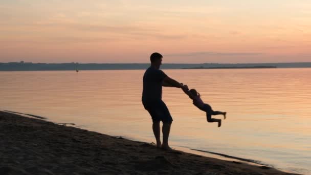 幸せな父と娘の夕暮れビーチで演奏 — ストック動画
