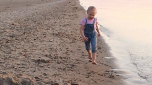 三岁的女孩在沙滩上玩耍 在海上家庭度假的孩子 — 图库视频影像