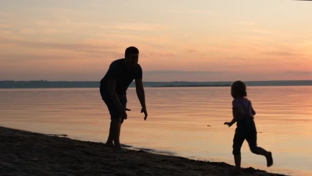 Ευτυχισμένος Πατέρας Και Κόρη Που Παίζει Στην Παραλία Ηλιοβασίλεμα — Αρχείο Βίντεο
