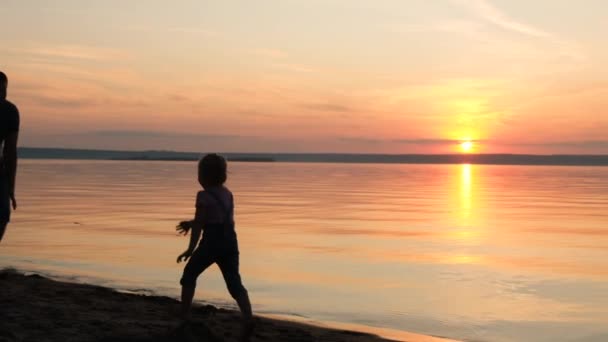 Gelukkig Vader Dochter Spelen Het Strand Bij Zonsondergang — Stockvideo
