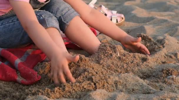 ビーチで遊んでいる3歳の女の子 海で家族の休暇に子供 — ストック動画