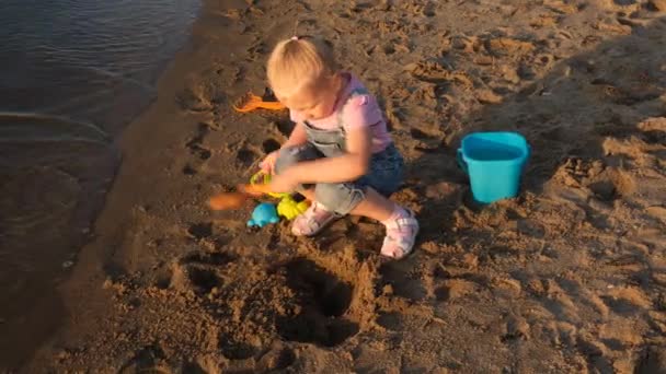 Трехлетняя Девочка Играет Пляже Ребенок Семейном Отдыхе Море — стоковое видео