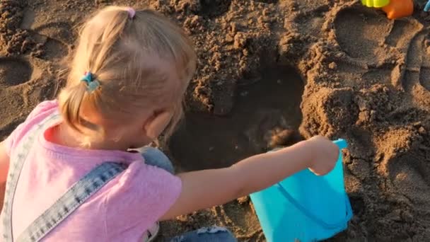 Trzy Lata Stary Dziewczyna Gra Plaża Dziecko Rodzinne Wakacje Morzu — Wideo stockowe