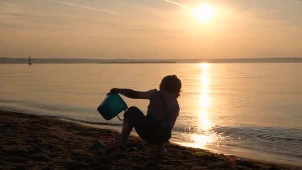 Niña Tres Años Jugando Playa Niño Vacaciones Familiares Mar — Vídeo de stock