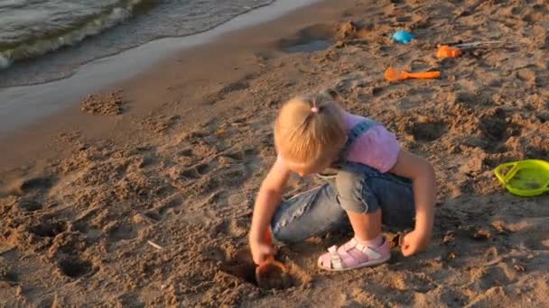 Dreijähriges Mädchen Beim Spielen Strand Kind Familienurlaub Auf See — Stockvideo