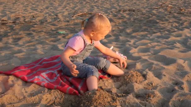 Menina Três Anos Brincando Praia Criança Férias Família Mar — Vídeo de Stock