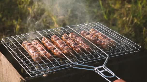 Gros Plan Des Sauages Sur Petit Barbecue — Video