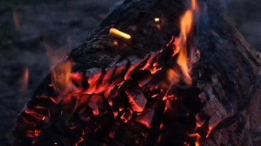 kamp ateşi ateşli alevler yakın, süper yavaş hareket yanan odun.