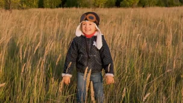 Happy Kid Spelen Met Speelgoed Vliegtuig Tegen Herfst Hemel Achtergrond — Stockvideo